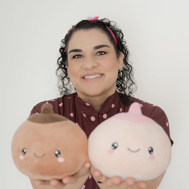 La Dra. Yisel Sierra con material de apoyo para la lactancia